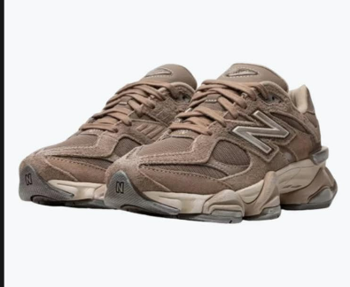 2 pairs of shoes and a bag-001 Lxucase