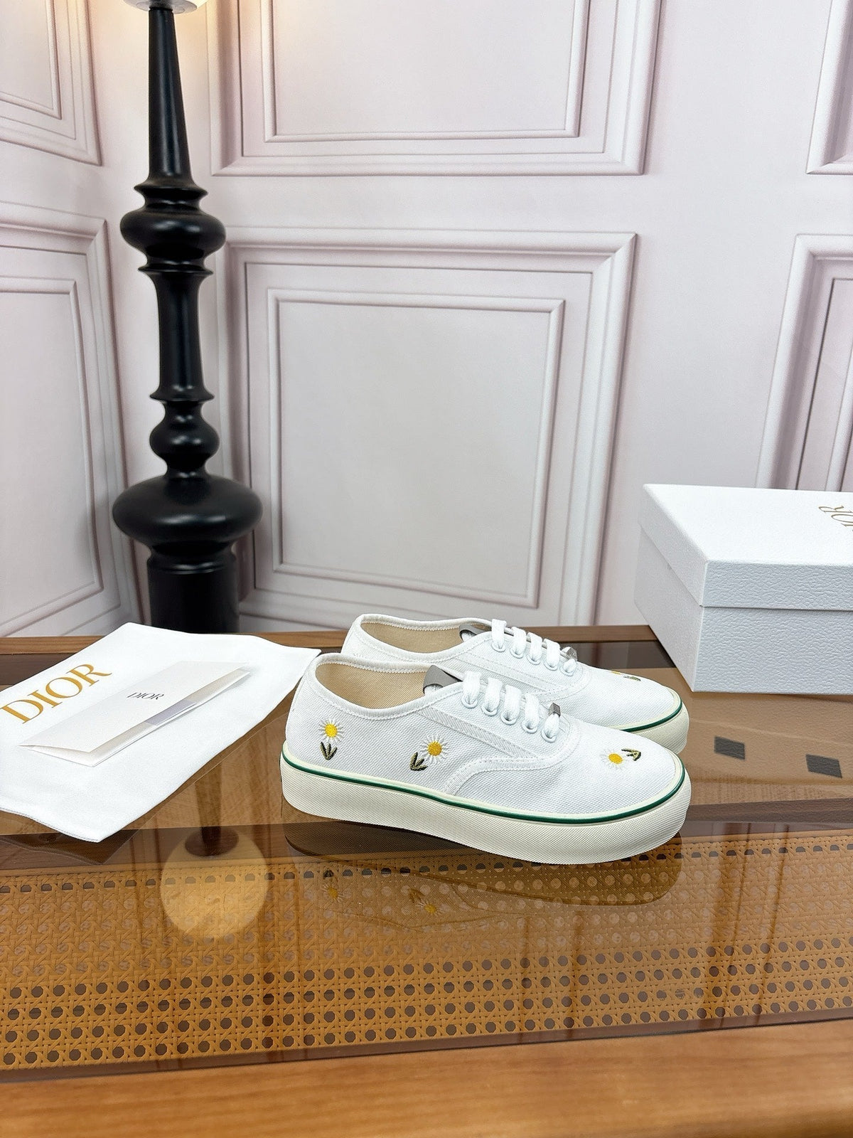 26S LOW TOP SNEAKERS IN WHITE CANVAS WITH DAISY EMBROIDERY mysite