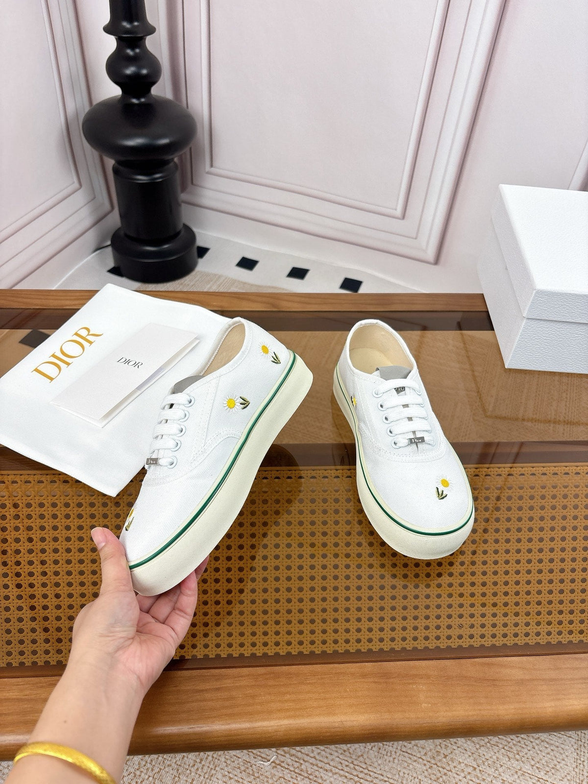 26S LOW TOP SNEAKERS IN WHITE CANVAS WITH DAISY EMBROIDERY mysite
