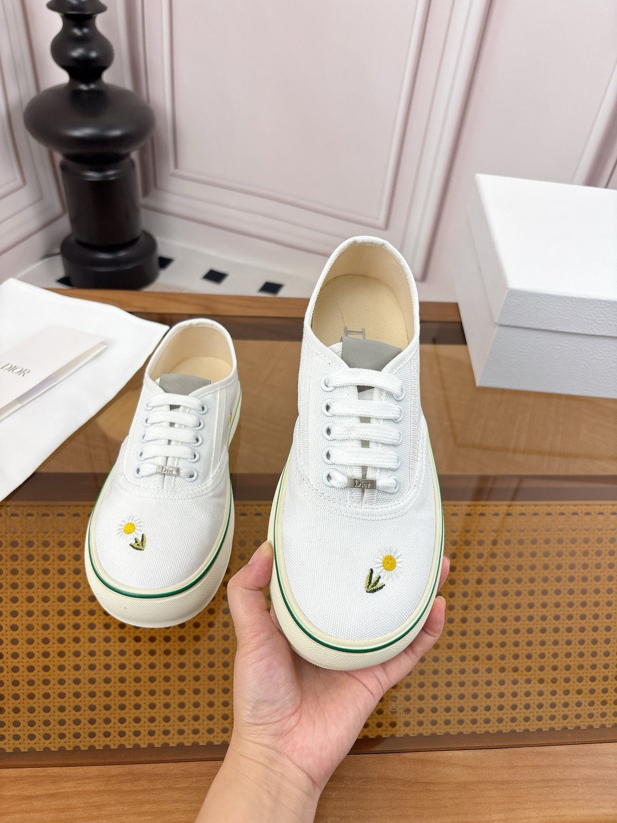 26S LOW TOP SNEAKERS IN WHITE CANVAS WITH DAISY EMBROIDERY mysite