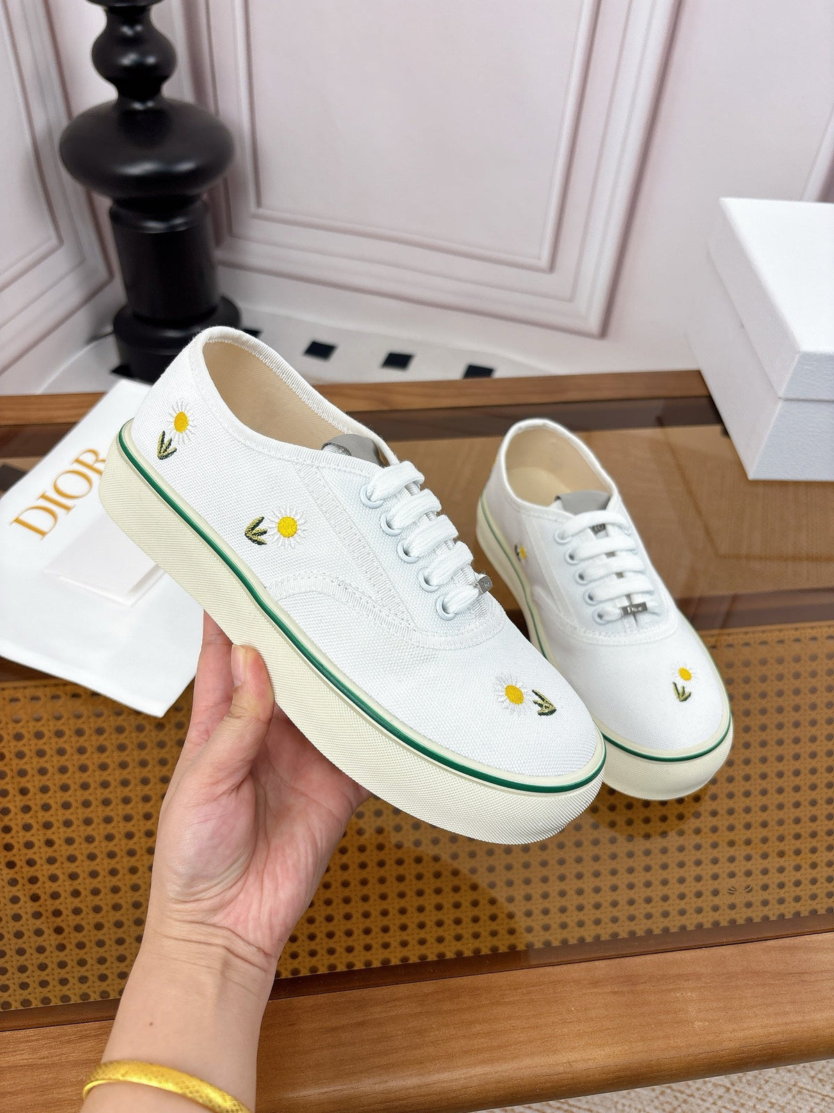26S LOW TOP SNEAKERS IN WHITE CANVAS WITH DAISY EMBROIDERY mysite