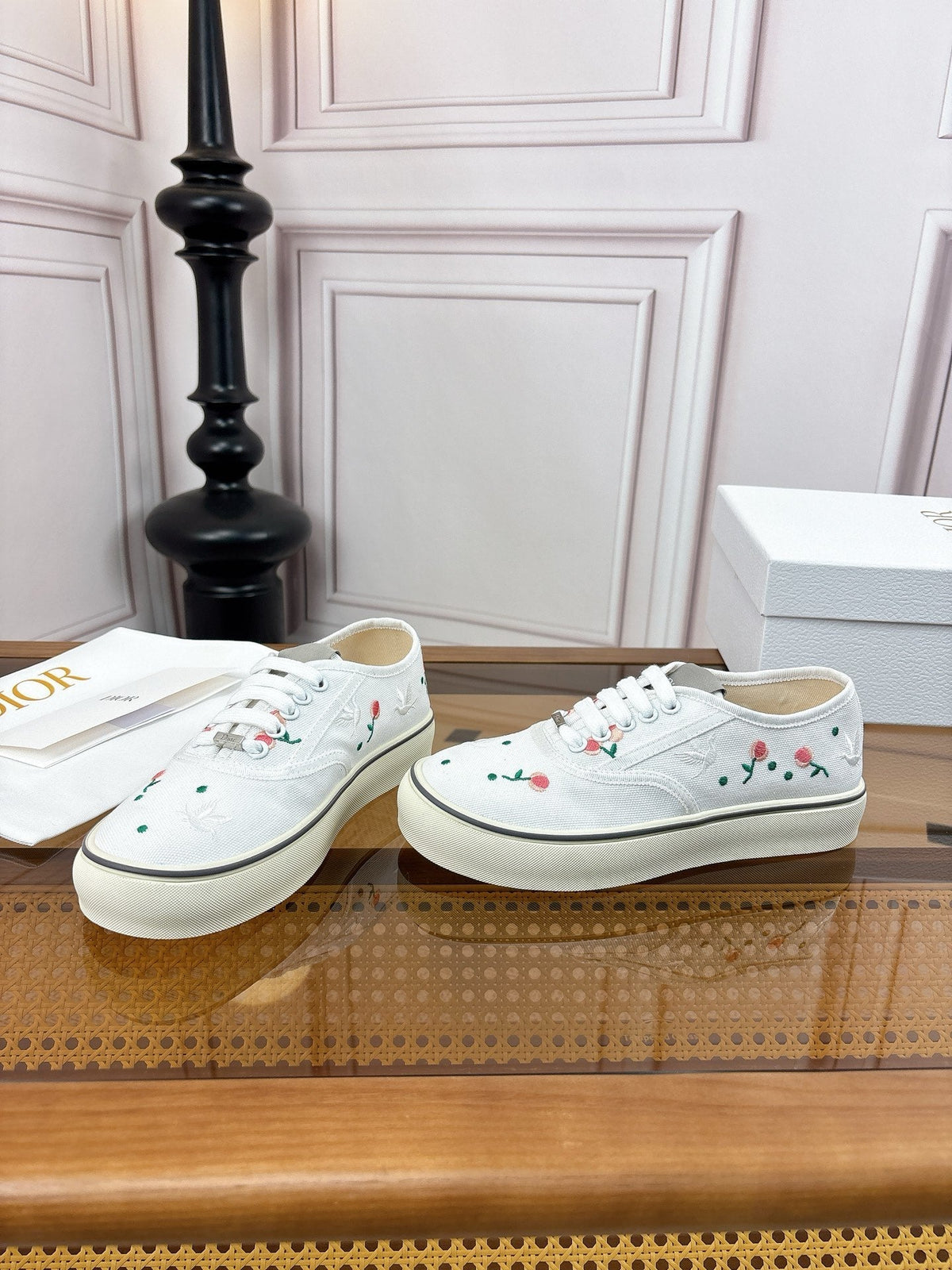 26S LOW TOP SNEAKERS IN WHITE CANVAS WITH FLORAL EMBROIDERY mysite