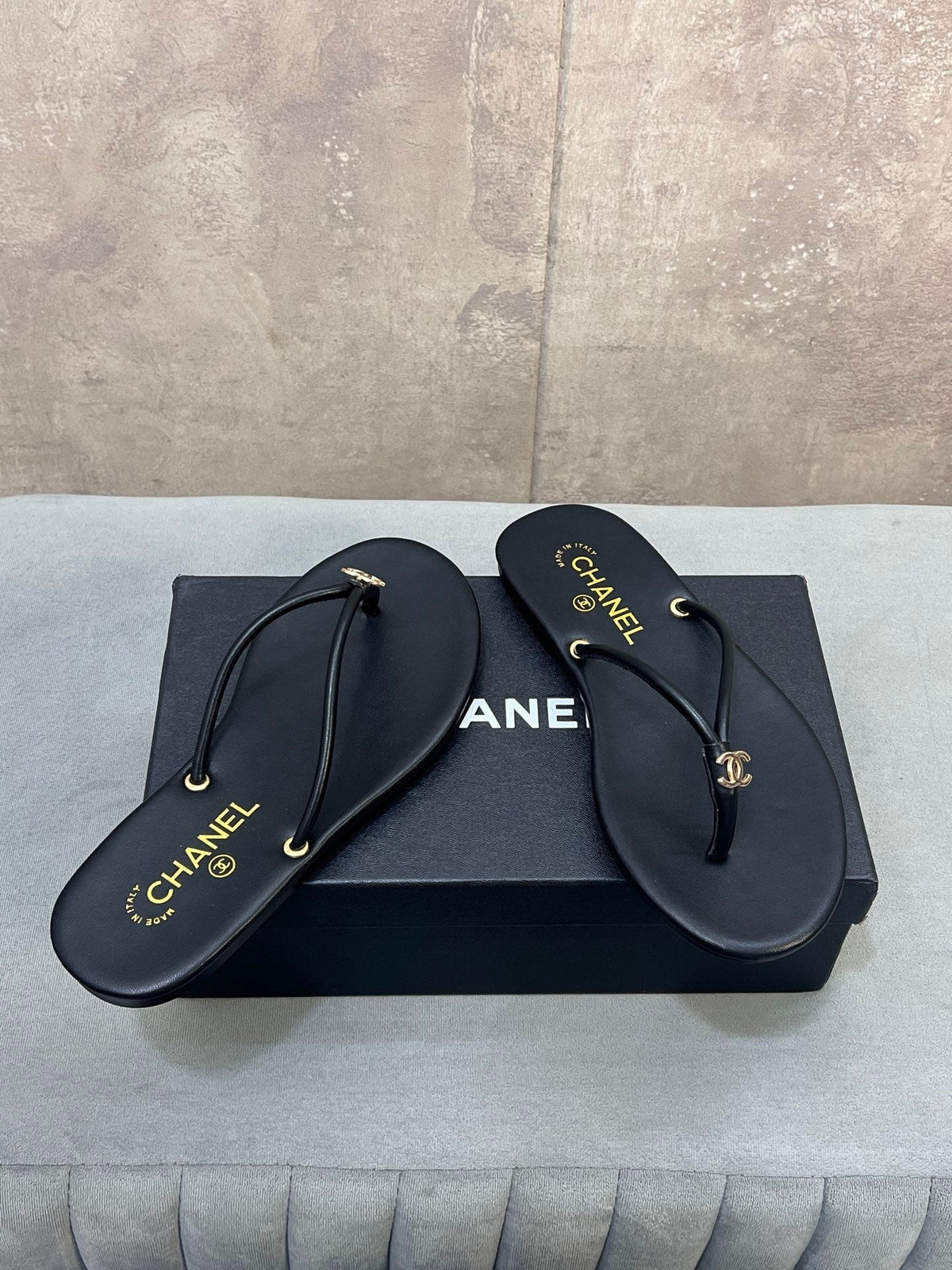 26S FLIP FLOPS IN BLACK CALFSKIN CC LOGO mysite