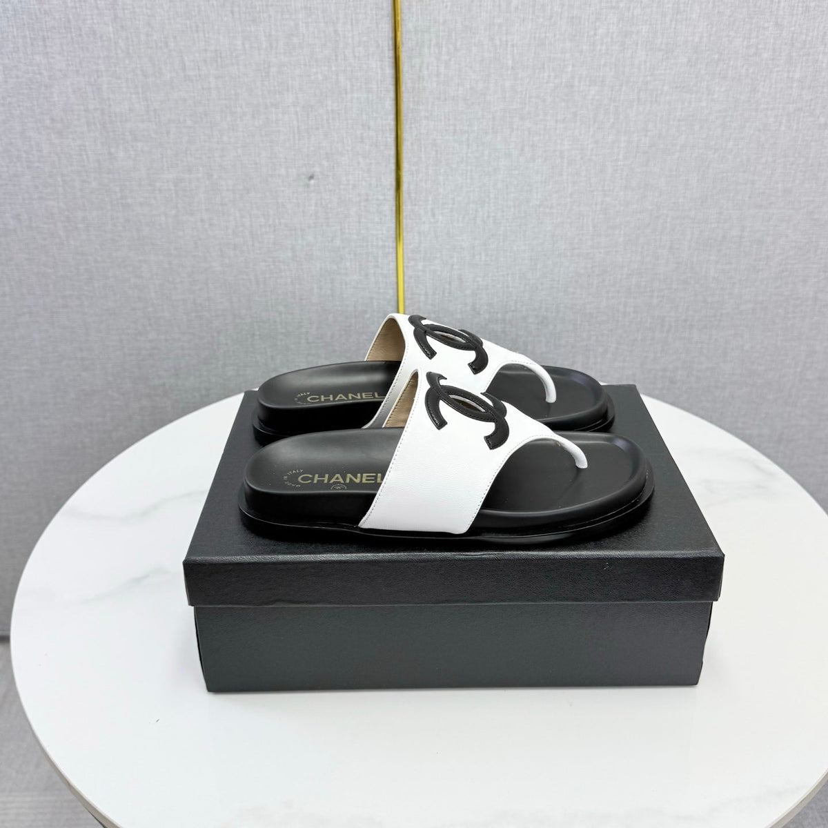 26S CC THONG SLIDES IN WHITE AND BLACK LAMBSKIN mysite