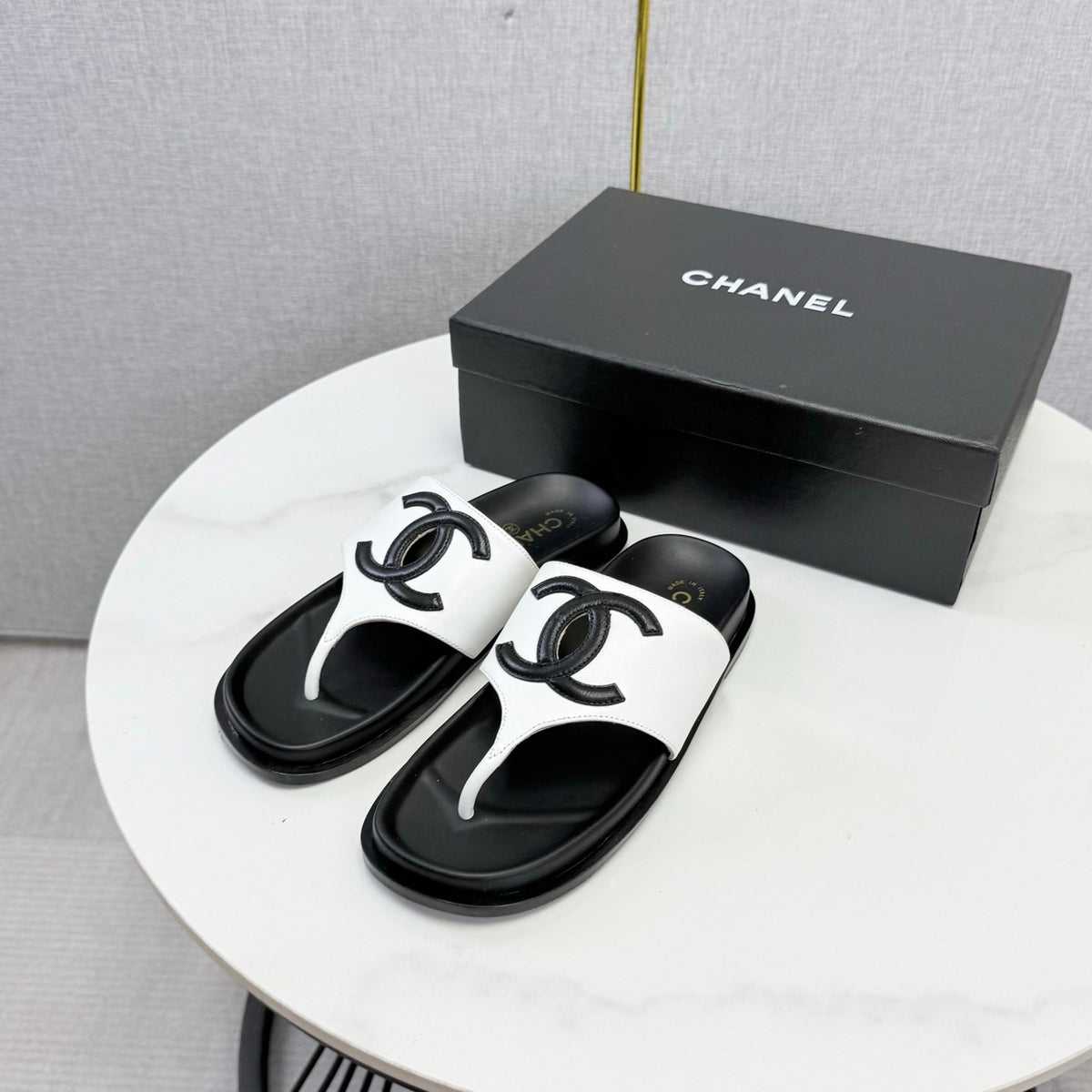 26S CC THONG SLIDES IN WHITE AND BLACK LAMBSKIN mysite