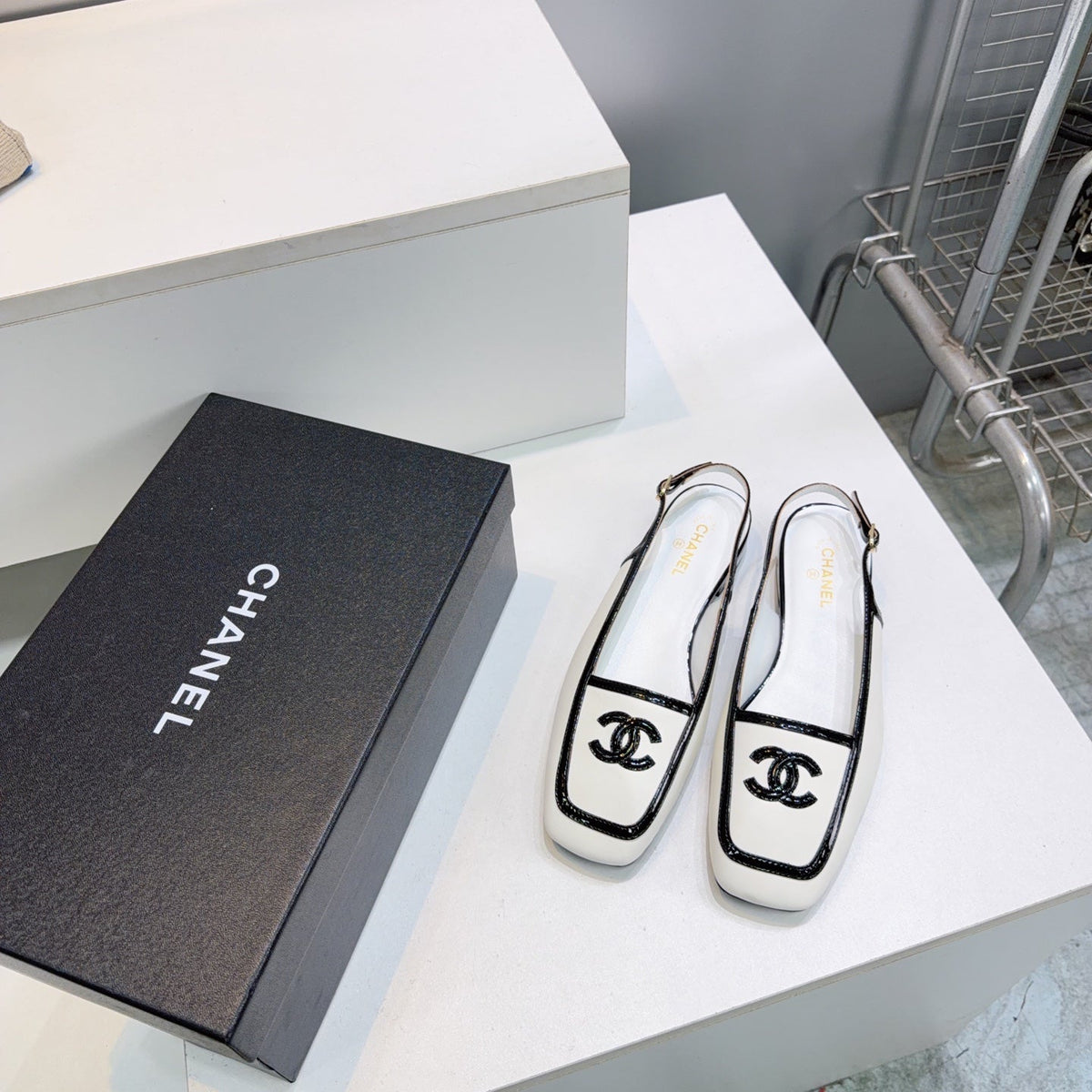 26S SLINGBACK FLATS IN WHITE CALFSKIN WITH BLACK PATENT mysite