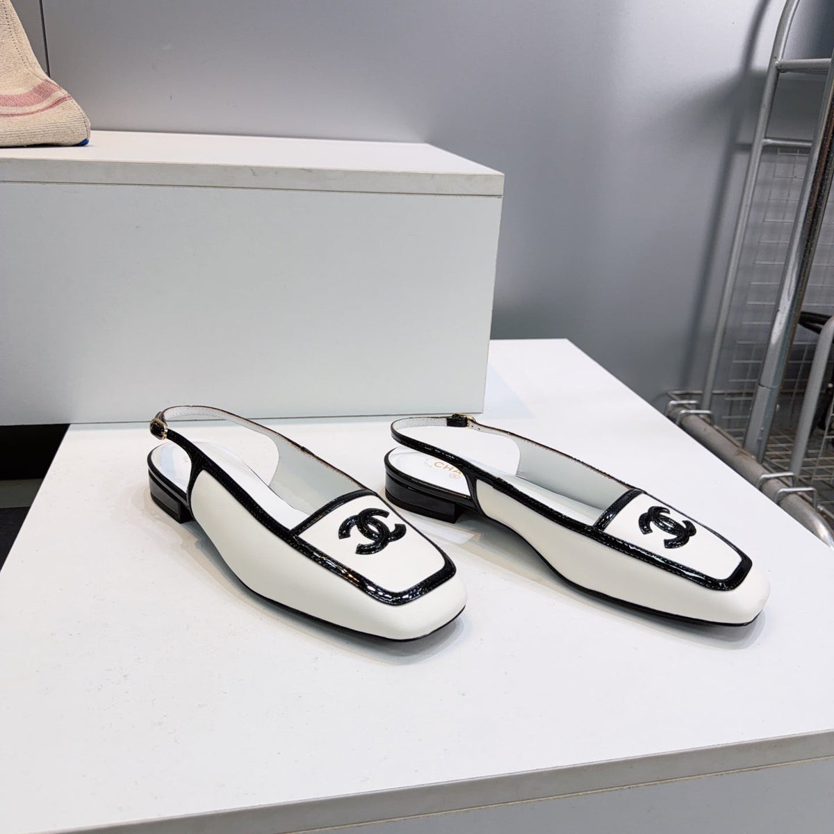 26S SLINGBACK FLATS IN WHITE CALFSKIN WITH BLACK PATENT mysite
