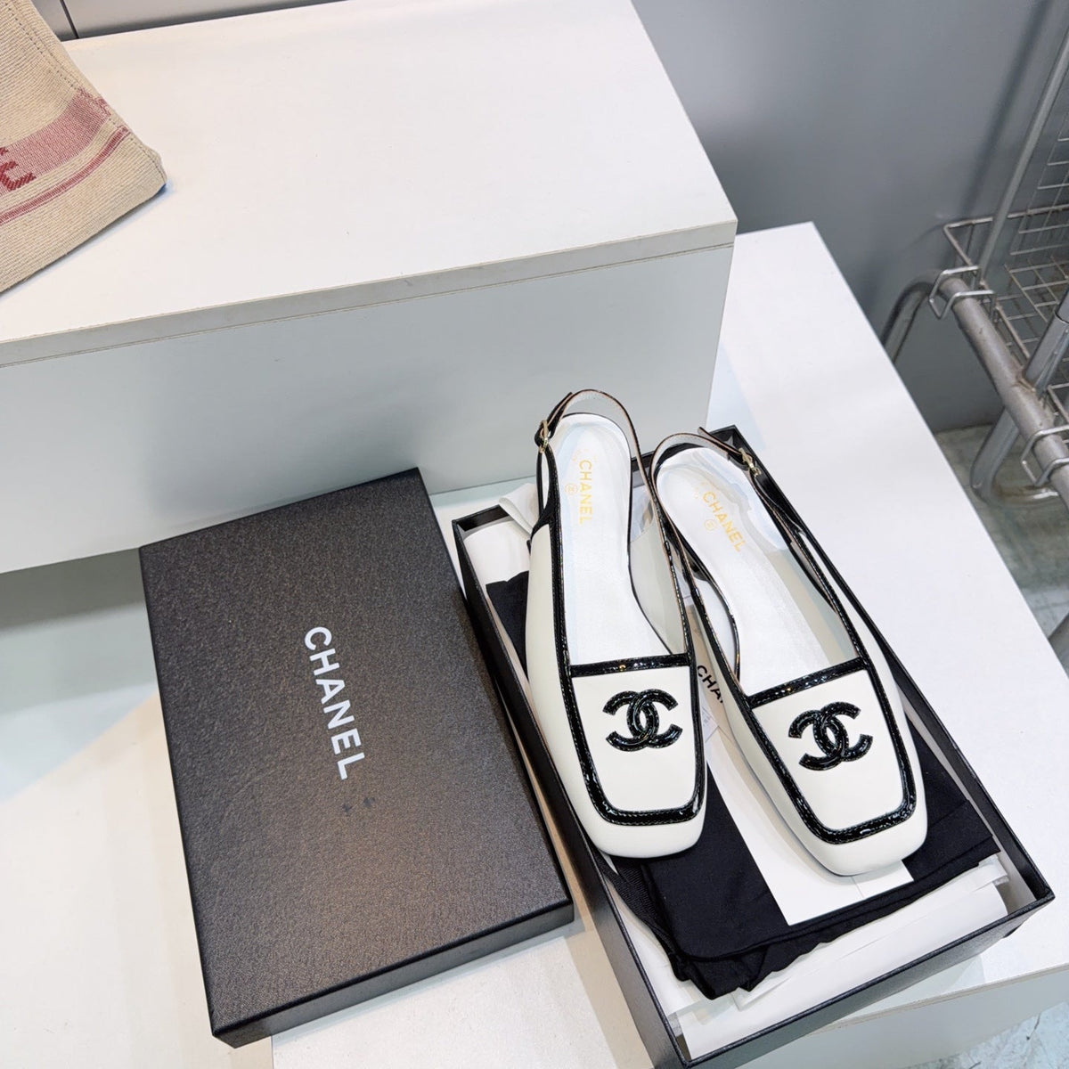 26S SLINGBACK FLATS IN WHITE CALFSKIN WITH BLACK PATENT mysite
