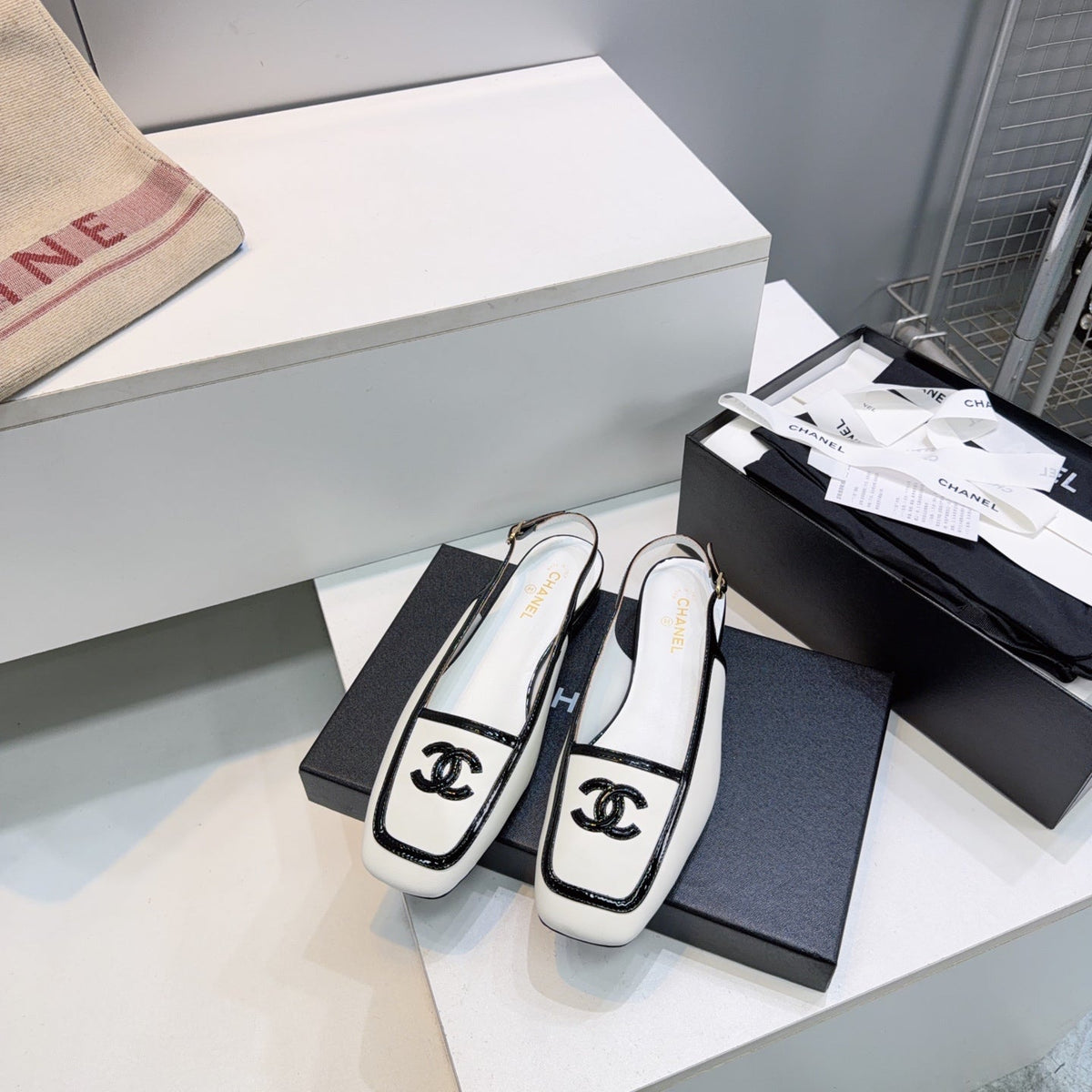 26S SLINGBACK FLATS IN WHITE CALFSKIN WITH BLACK PATENT mysite